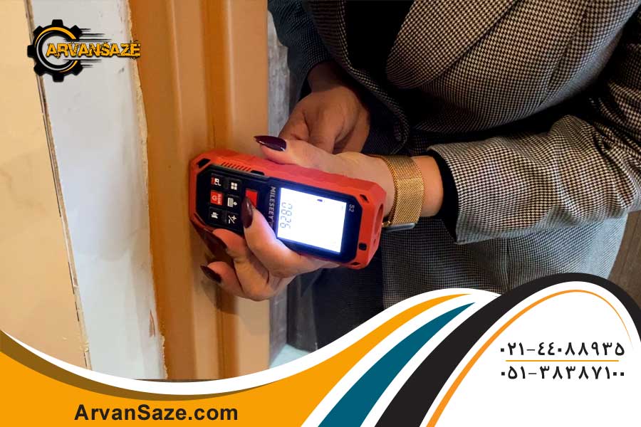 اندازه گیری عرض درب اتاقی با متر لیزری